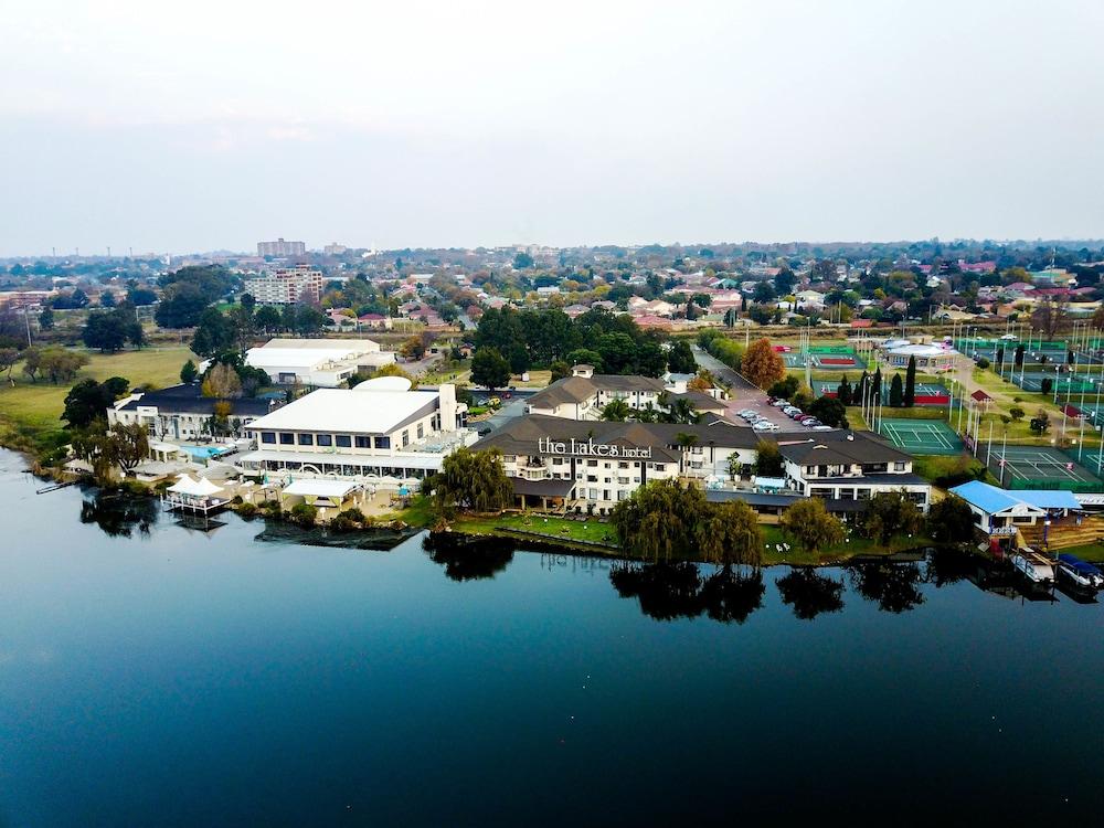 The Lakes Hotel & Conference Centre Бенони Екстериор снимка