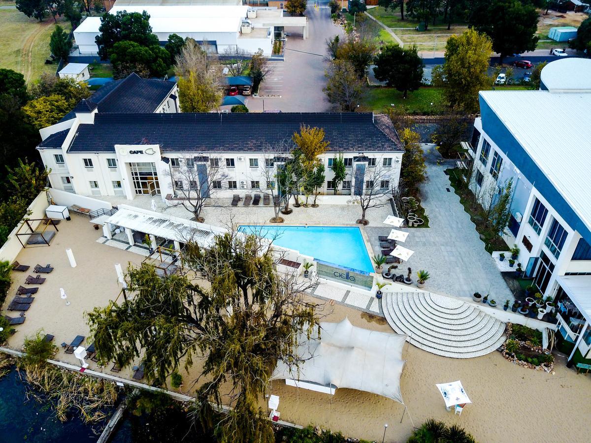 The Lakes Hotel & Conference Centre Бенони Екстериор снимка
