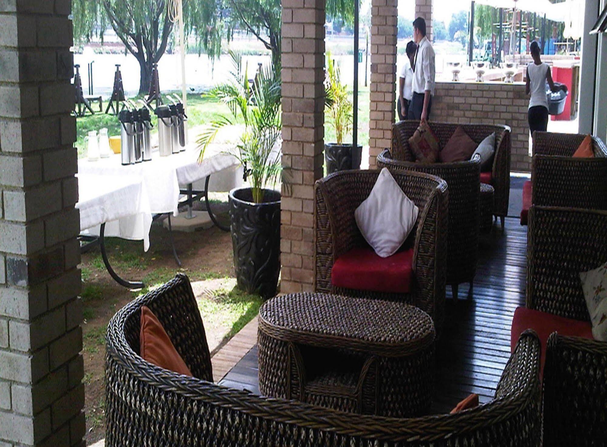 The Lakes Hotel & Conference Centre Бенони Екстериор снимка