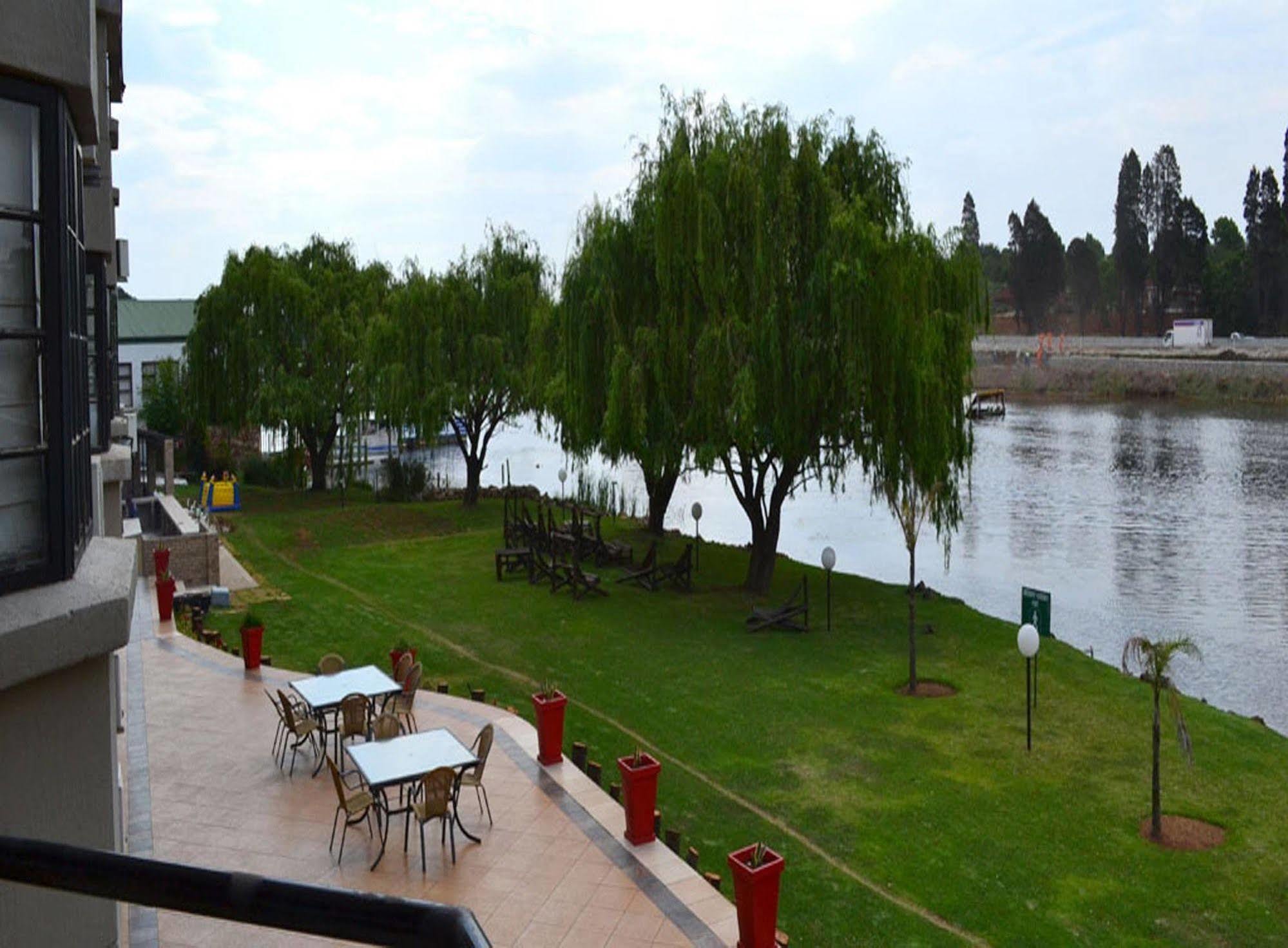 The Lakes Hotel & Conference Centre Бенони Екстериор снимка